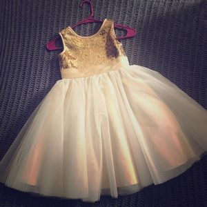 Beautiful cream colored flower girl dress Size 6.